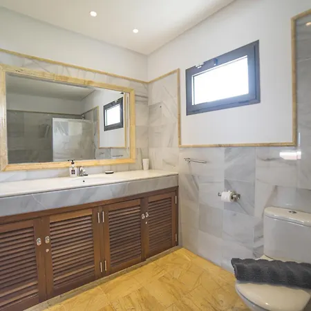 فيلة Impressive | 3 Bedrooms | Magatsuhi | Spacious Sun Terrace | Outdoor Pool, Hot Tub And Bbq | Montana Roja بلايا بلانكا