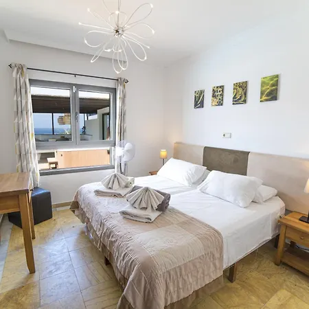 فيلة Impressive | 3 Bedrooms | Magatsuhi | Spacious Sun Terrace | Outdoor Pool, Hot Tub And Bbq | Montana Roja