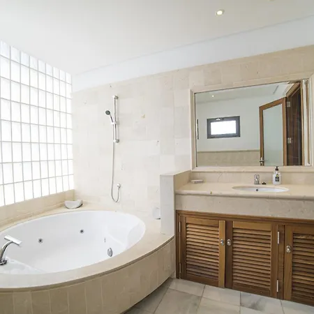 فيلة Impressive | 3 Bedrooms | Magatsuhi | Spacious Sun Terrace | Outdoor Pool, Hot Tub And Bbq | Montana Roja بلايا بلانكا
