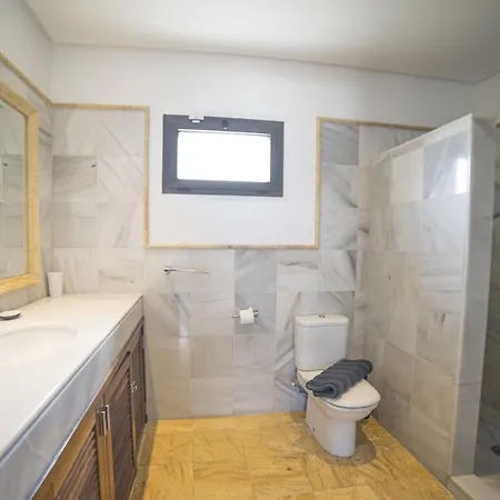 فيلة Impressive | 3 Bedrooms | Magatsuhi | Spacious Sun Terrace | Outdoor Pool, Hot Tub And Bbq | Montana Roja بلايا بلانكا