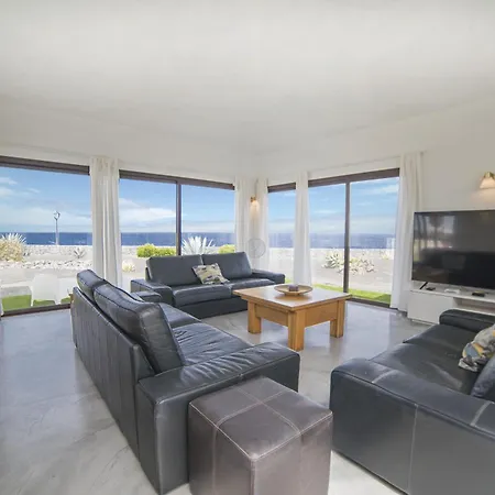 Impressive | 3 Bedrooms | Magatsuhi | Spacious Sun Terrace | Outdoor Pool, Hot Tub And Bbq | Montana Roja فيلة *