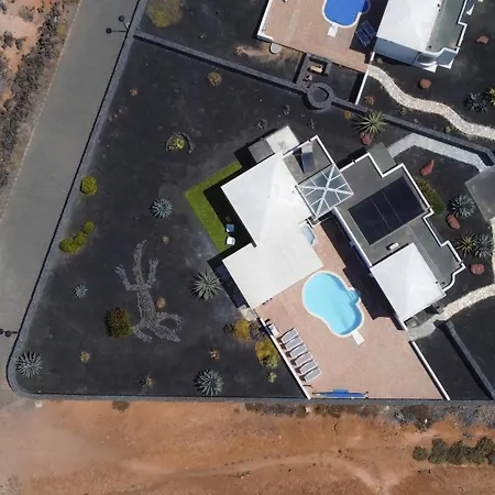 Impressive | 3 Bedrooms | Magatsuhi | Spacious Sun Terrace | Outdoor Pool, Hot Tub And Bbq | Montana Roja فيلة بلايا بلانكا