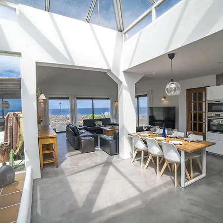 Impressive | 3 Bedrooms | Magatsuhi | Spacious Sun Terrace | Outdoor Pool, Hot Tub And Bbq | Montana Roja فيلة