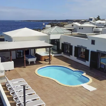 فيلة Impressive | 3 Bedrooms | Magatsuhi | Spacious Sun Terrace | Outdoor Pool, Hot Tub And Bbq | Montana Roja بلايا بلانكا