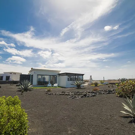 Impressive | 3 Bedrooms | Magatsuhi | Spacious Sun Terrace | Outdoor Pool, Hot Tub And Bbq | Montana Roja فيلة بلايا بلانكا