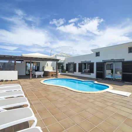 فيلة Impressive | 3 Bedrooms | Magatsuhi | Spacious Sun Terrace | Outdoor Pool, Hot Tub And Bbq | Montana Roja