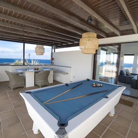 Βίλα Impressive | 3 Bedrooms | Magatsuhi | Spacious Sun Terrace | Outdoor Pool, Hot Tub And Bbq | Montana Roja